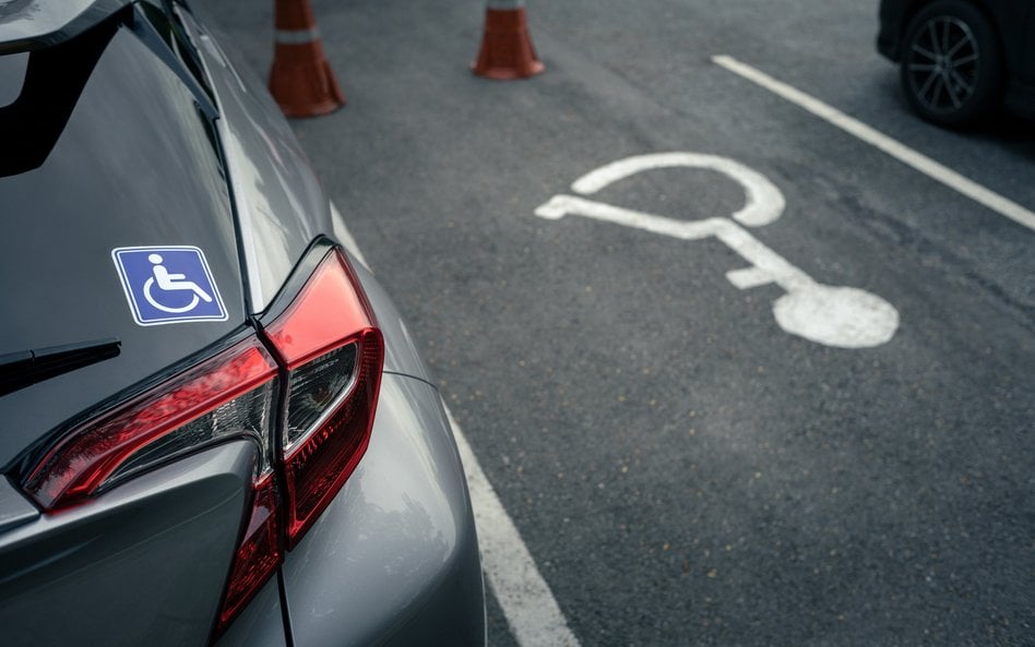 Karty parkingowe dla osób z niepełnosprawnościami mają pozostać ważne do czasu wprowadzenia nowego, 