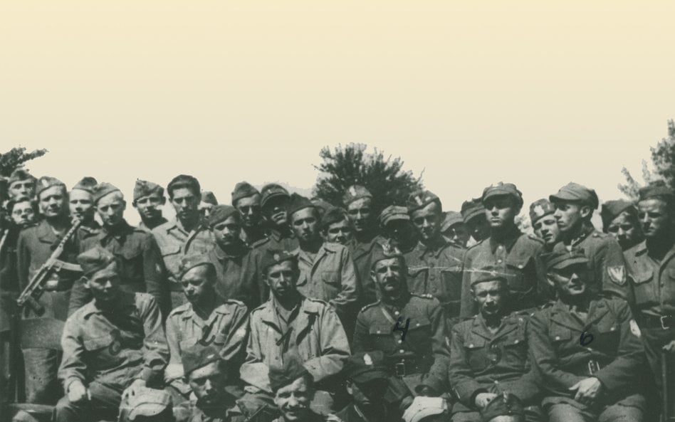 Żołnierze Brygady Świętokrzyskiej podczas marszu przez Czechosłowację, 1945 r. W środkowym rzędzie s