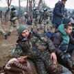 Białoruscy żołnierze pilnują obozu imigrantów na granicy. Z Mińska docierają kolejni