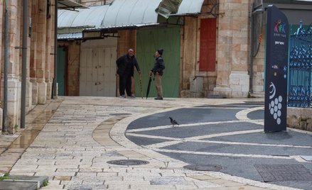 Sklepy w świętych miejscach, jak w Jerozolimie, są często pozamykane z powodu braku turystów, którzy