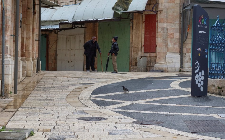 Sklepy w świętych miejscach, jak w Jerozolimie, są często pozamykane z powodu braku turystów, którzy