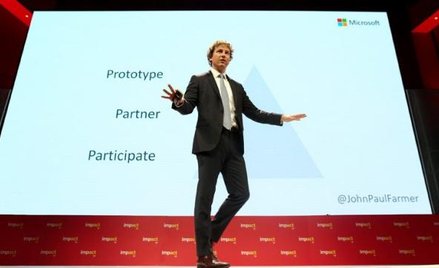 John Paul Farmer z Microsoftu mówił, że tak rządy, jak i prywatne firmy mogą wdrażać nowatorskie roz