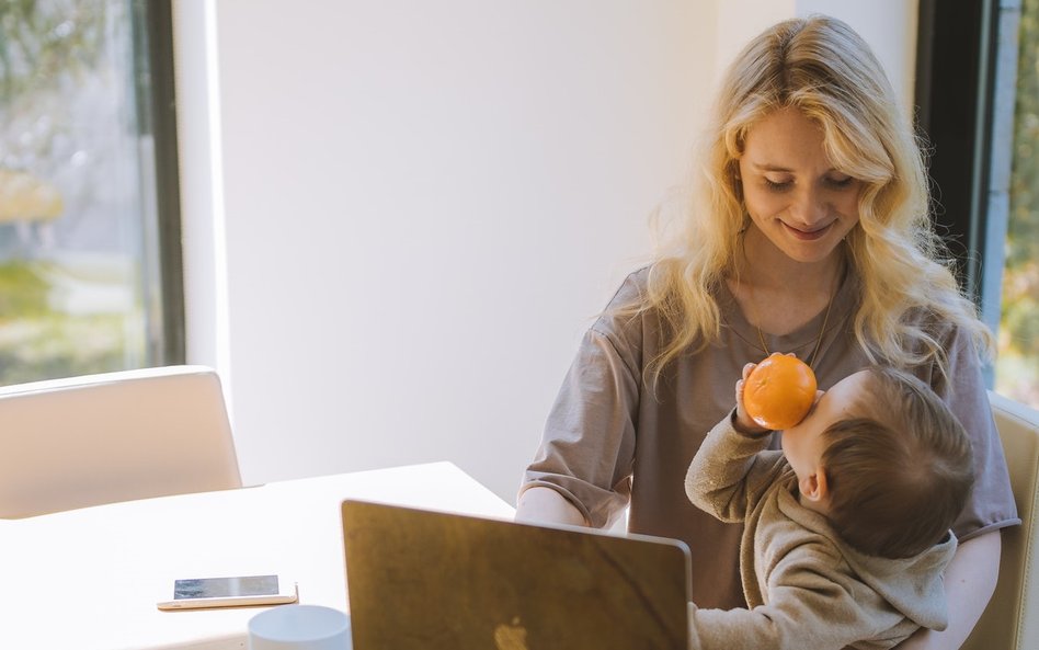 „Mama na cały etat”: Linkedin dodał nowy opis miejsca pracy