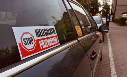 Taksówkarze protestują pod siedzibą PiS. Pojadą na Żoliborz
