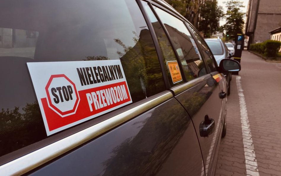 Taksówkarze protestują pod siedzibą PiS. Pojadą na Żoliborz