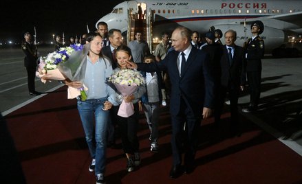 Władimir Putin podczas ceremonii przywitania więźniów na lotnisku w Moskwie