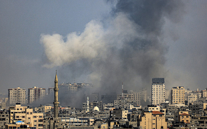 Dymy po wybuchach w mieście Gaza
