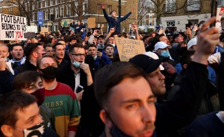 Kibice protestują przeciwko Superlidze przed stadionem londyńskiej Chelsea