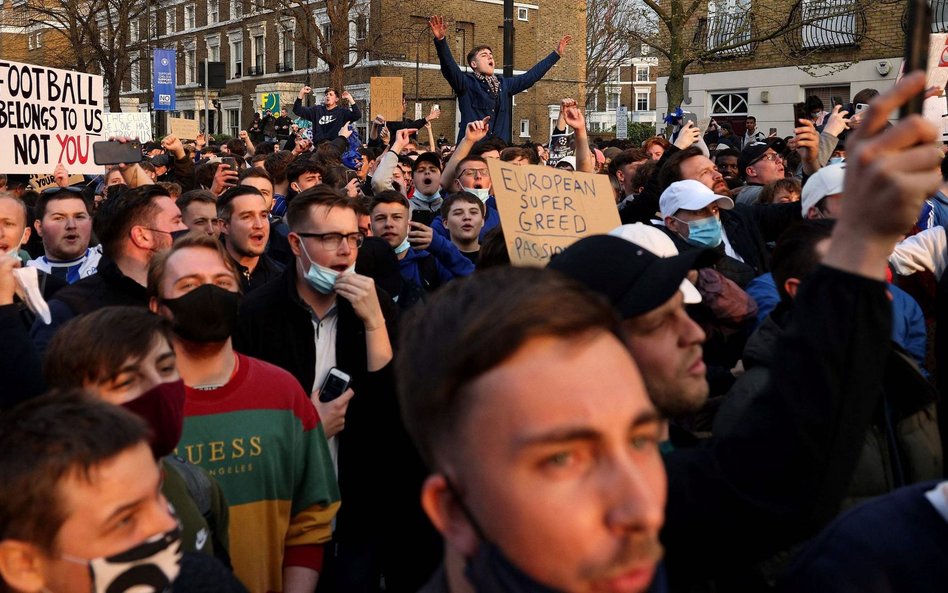 Kibice protestują przeciwko Superlidze przed stadionem londyńskiej Chelsea