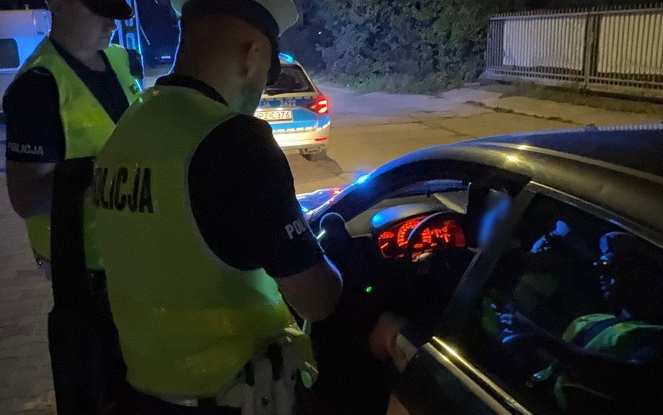 Policjanci podjęli działania w celu wyeliminowania hałaśliwych pojazdów z warszawskich ulic