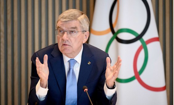 Thomas Bach znów karmił słuchaczy frazesami i zdjął z siebie ciężar podejmowania decyzji