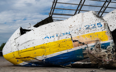 Zniszczony ukraiński samolot An-225 „Mrija” na lotnisku w Hostomelu