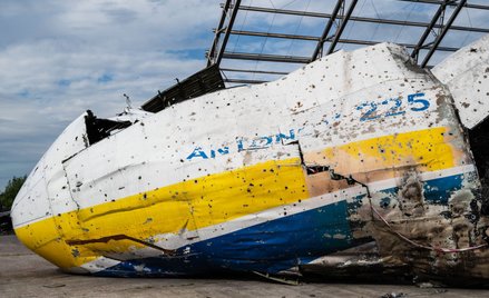 Zniszczony ukraiński samolot An-225 „Mrija” na lotnisku w Hostomelu