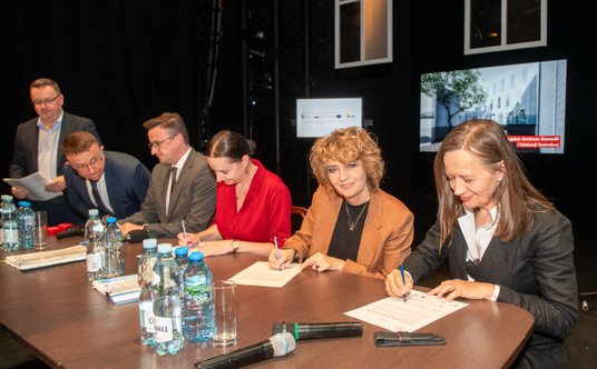 Podpisanie Aktu Erekcyjnego. Pierwsza od prawej dyrektor Ewa Pilawska, druga od prawej prezydent Han