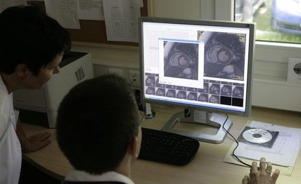 Personel przychodni i szpitali twierdzi, że tylko lekarz podczas wizyty może wydać wyniki badań diag