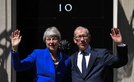 Odchodząca szefowa rządu i jej mąż Philip po ostatnim wystąpieniu Theresy May w charakterze premier 