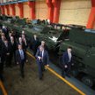Delegacja z Miedwiediewem na czele podczas wizytacji jednej z fabryk