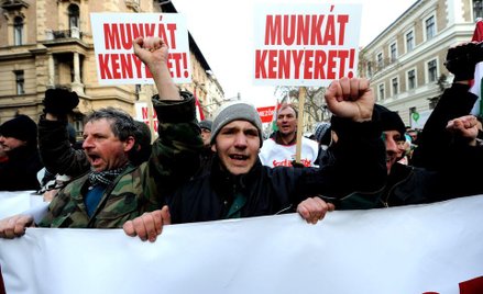 "Chleba i pracy" wołają ludzie podczas protestów na ulicach Budapesztu