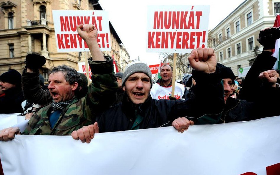 "Chleba i pracy" wołają ludzie podczas protestów na ulicach Budapesztu