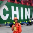 Pracownik chińskiego przedsiębiorstwa transportowego w miejscowości Qingdao