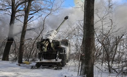 Żołnierze ukraińskiej 48. Samodzielnej Brygady Artylerii strzelają z samobieżnej haubicy 2S22 Bohdan