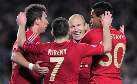 Gracze Bayernu świętują zwycięstwo w meczu z Barceloną