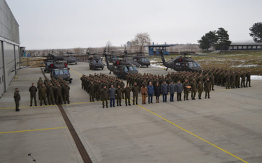 Wszystkich dziewięć słowackich Black Hawków podczas uroczystości formalnego odbioru ostatnich trzech