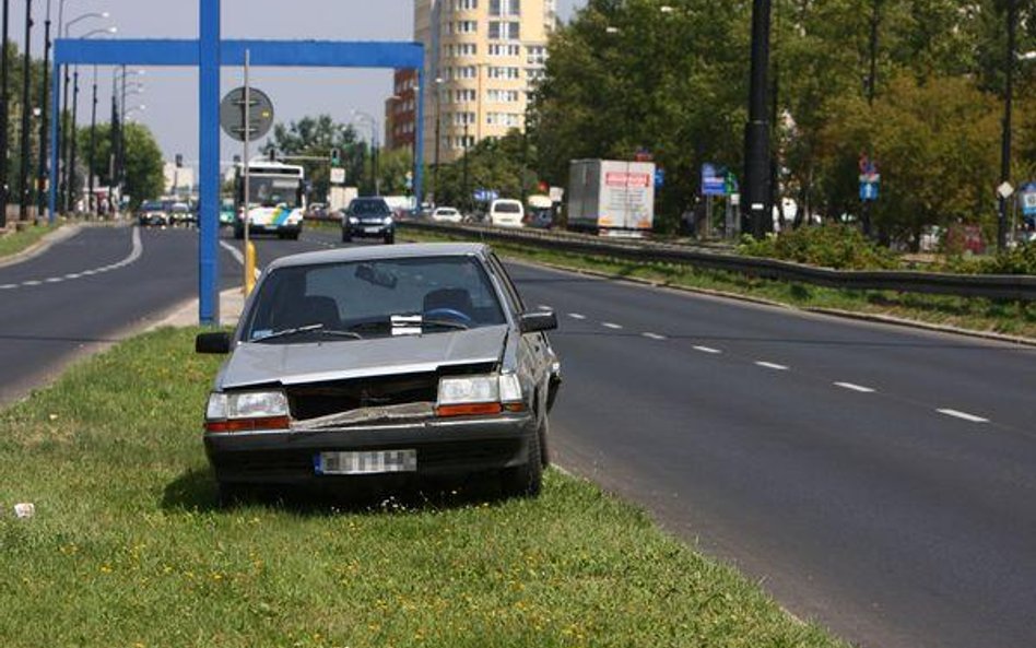 Kto płaci za przechowanie rozbitego samochodu