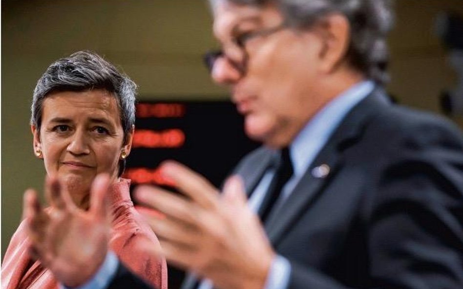 Margrethe Vestager, wiceprzewodnicząca KE, i Thierry Breton, komisarz ds. rynku wewnętrznego, w trak