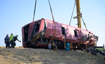 Polski autobus turystyczny wpadł do rowu na węgierskiej autostradzie M3