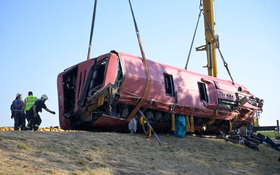 Polski autobus turystyczny wpadł do rowu na węgierskiej autostradzie M3