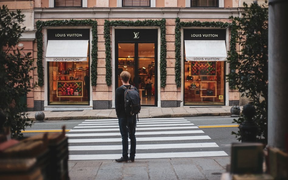 Louis Vuitton, jak większość firm z branży luksusowej, boryka się z problemem braku rąk do pracy. Co