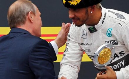 Lewis Hamilton odbiera gratulacje od Władimira Putina