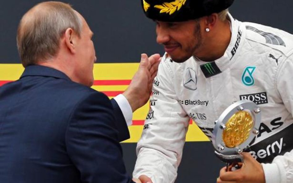 Lewis Hamilton odbiera gratulacje od Władimira Putina