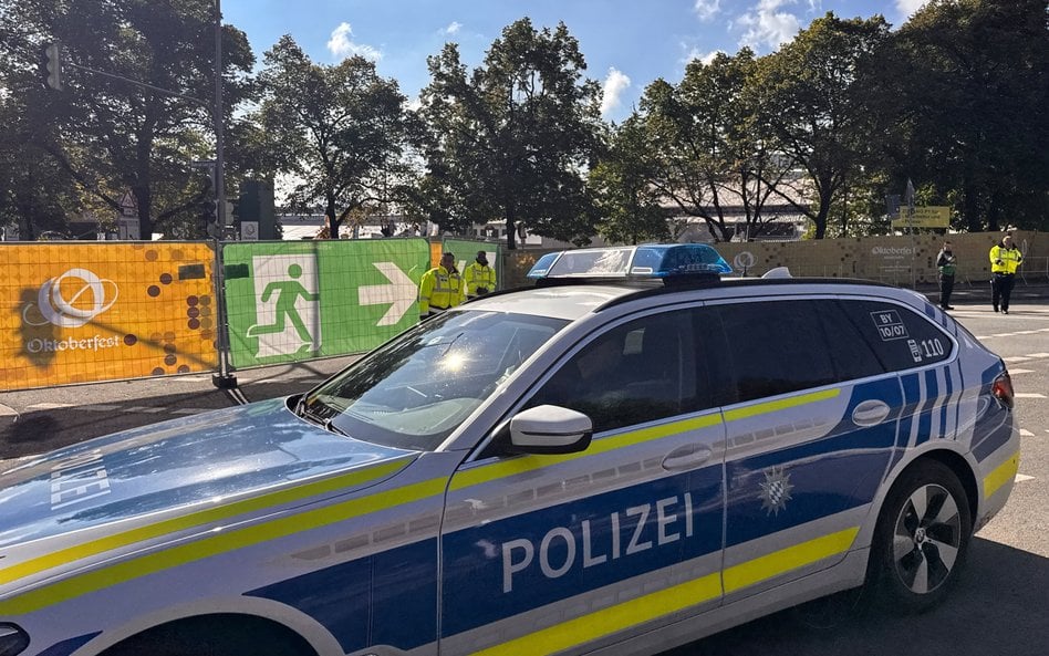 Policja przed terenem Oktoberfestu w Monachium