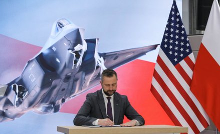 Władysław Kosiniak-Kamysz podczas podpisania umowy na dostawę pocisków rakietowych AIM-120D-3 dla sa