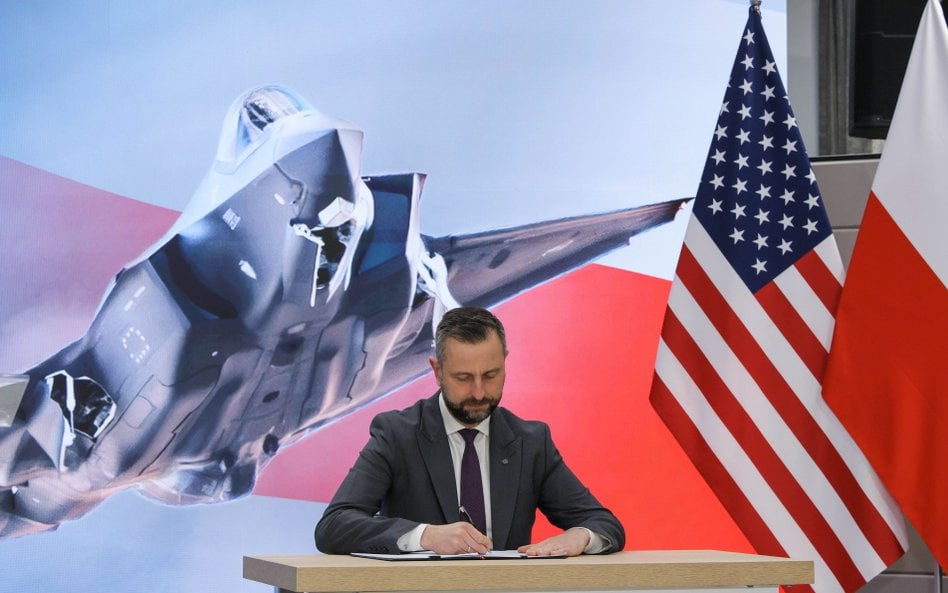Władysław Kosiniak-Kamysz podczas podpisania umowy na dostawę pocisków rakietowych AIM-120D-3 dla sa