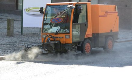 Właściciel nieruchomości nie jest obowiązany do sprzątania chodnika, na którym jest płatny parking