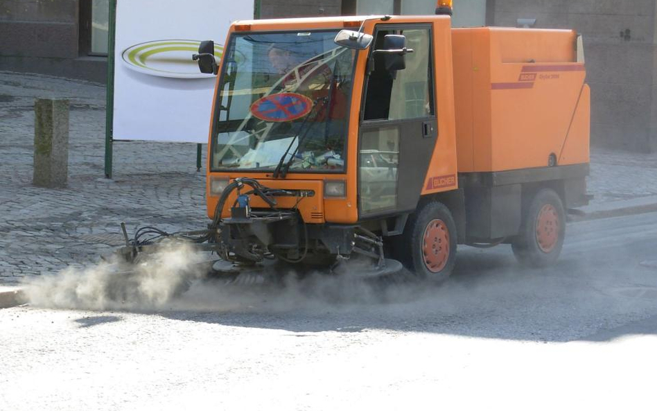 Właściciel nieruchomości nie jest obowiązany do sprzątania chodnika, na którym jest płatny parking