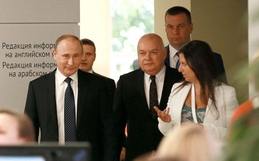 Władimir Putin nie stroni od kontaktu ze swoimi „dziennikarzami”. Na zdjęciu z Dmitrijem Kisielowem 