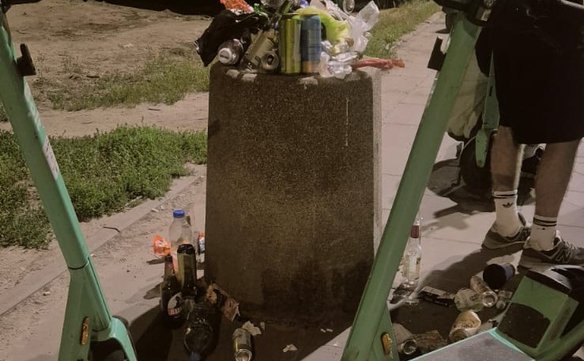 Mieszkańcy skarżą się na bałagan, jaki zostawili po sobie fani białoruskiego rapera