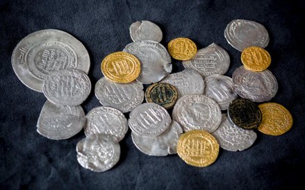 Zbiór monet islamskich prezentowanych na wystawie Między Wschodem a Zachodem. Od Damaszku do Andaluz