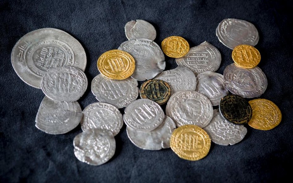 Zbiór monet islamskich prezentowanych na wystawie Między Wschodem a Zachodem. Od Damaszku do Andaluz