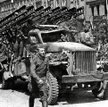 Sowiecka wyrzutnia rakietowa Katiusza BM-13 zamontowana na amerykańskiej ciężarówce Studebaker US6