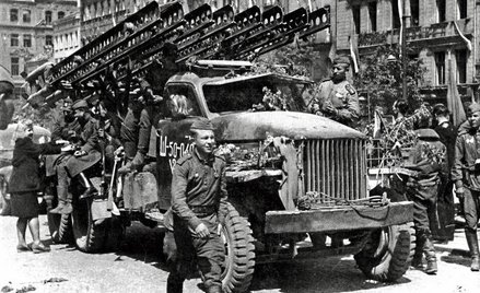 Sowiecka wyrzutnia rakietowa Katiusza BM-13 zamontowana na amerykańskiej ciężarówce Studebaker US6