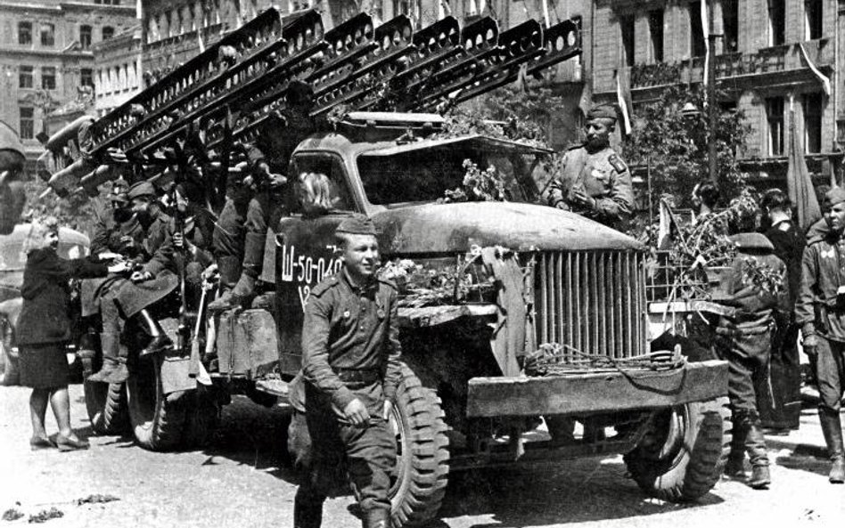 Sowiecka wyrzutnia rakietowa Katiusza BM-13 zamontowana na amerykańskiej ciężarówce Studebaker US6