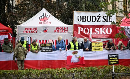 Protest przed siedzibą Trybunału Konstutucyjnego w Warszawie