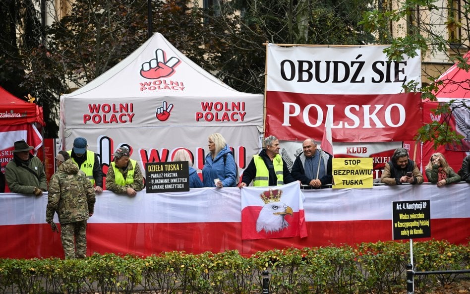 Protest przed siedzibą Trybunału Konstutucyjnego w Warszawie
