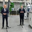 Premier Donald Tusk (L) i prezes zarządu PGZ S.A. Adam Leszkiewicz (P) podczas konferencji prasowej 