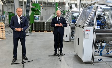 Premier Donald Tusk (L) i prezes zarządu PGZ S.A. Adam Leszkiewicz (P) podczas konferencji prasowej 
